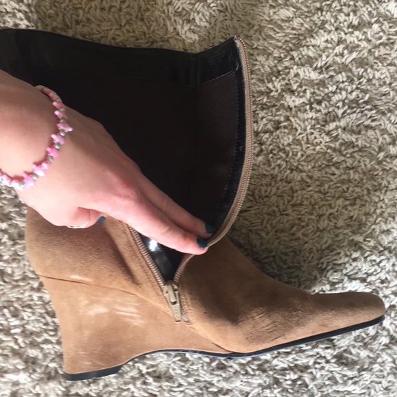 Size 71/2 high heel tan boots gently worn - Picture 8 of 8